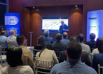 El experto consideró que las empresas no deben adquirir y utilizar un tipo de fibra óptica "solo porque sea la más reciente o porque esté de moda", sino que deben analizar primero sus necesidades reales. - Fuente externa.