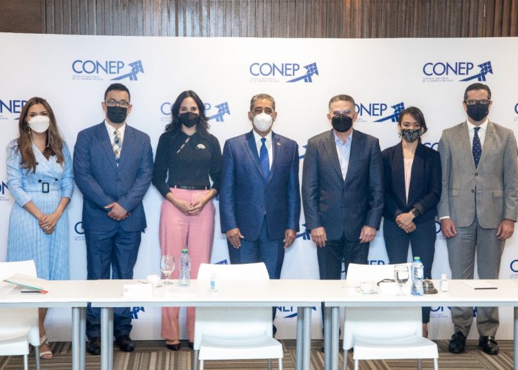 Sol Disla, Shaun Abreu, Susana Martínez Nada, Adriano Espaillat, Pedro Brache, Pierina Sánchez y César Dargam.