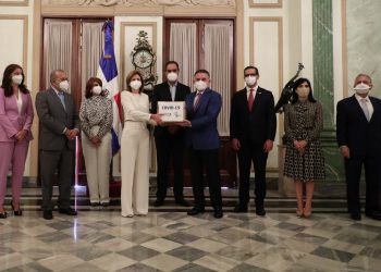 La vicepresidenta de la República, Raquel Peña, recibió insumos de protección sanitarios de parte  del Consejo Nacional de la Empresa Privada (Conep).