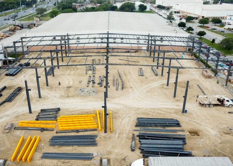 La inversión fija bruta cayó 1.4% mensual en junio, mientras que la construcción retrocedió 0.8% y la maquinaria y equipo disminuyó 1.6% respecto al mes previo.