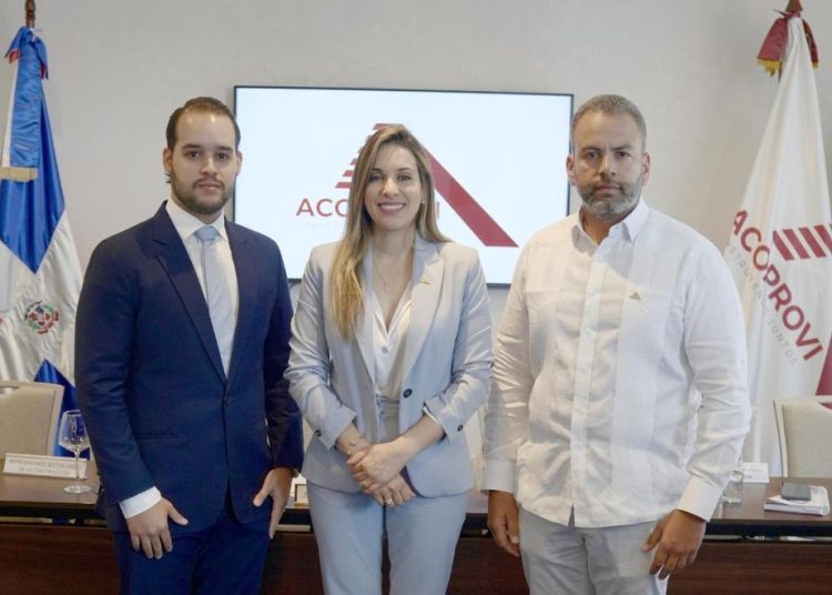 Alejandro Fondeur, Annerys Melendez y Guido Rosario.