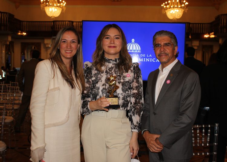 Consuelo Linares, Lilian Fujii y Guillermo Rondón.