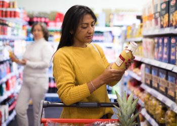 En medio de la decisión de reducir sus gastos, los consumidores valoran la calidad del servicio que reciben de una marca. | Shutterstock.
