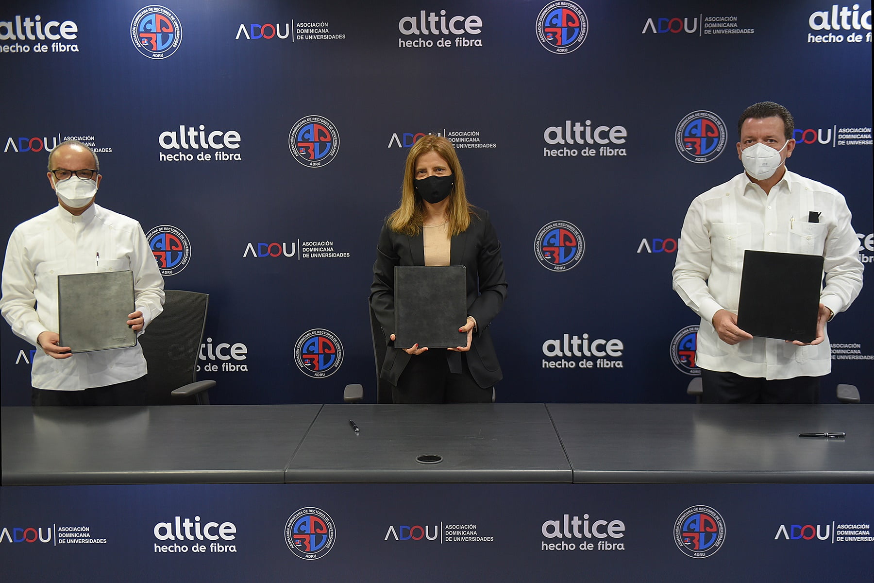 convenio para conectividad provista por altice dominicana a estudiantes y docentes universitarios. de izquierda a derecha, doctor ramon alfredo de la cruz baldera, ana figueiredo y jose aybar.