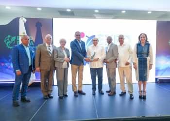 Coodopyme entrega reconocimiento a Rafael Santos Badía, director del Infotep.