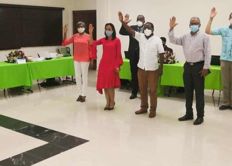 Sandra Encarnación, técnico supervisor del Idecoop, realiza la juramentación de nuevos directivos de CoopAspire.