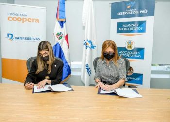 Charlene Peña Tejada, gerente de Estrategia del Programa Coopera Banreservas, y
María Isabel Pérez Magluta, presidenta ejecutiva de la Fundación Reservas del País,