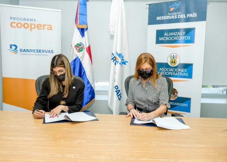 Charlene Peña Tejada, gerente de Estrategia del Programa Coopera Banreservas, y
María Isabel Pérez Magluta, presidenta ejecutiva de la Fundación Reservas del País,