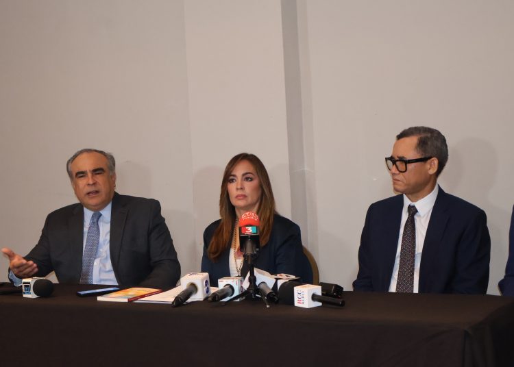 Celso Juan Marranzini, Laura Izquierdo Peña y Eddy Olivares.