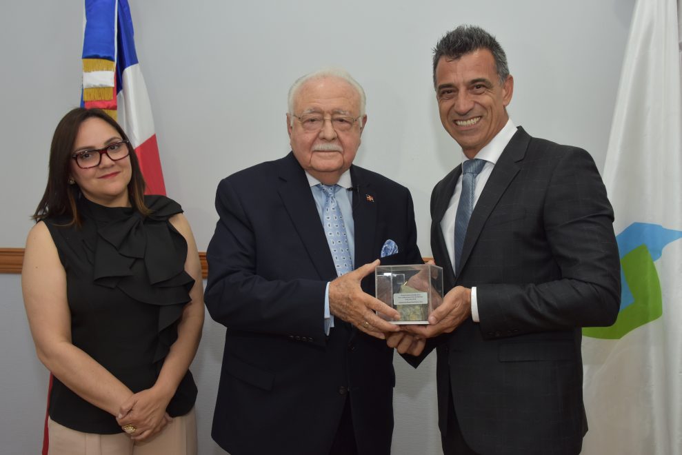 cormidom la vicepresidenta de cormidom elizabeth mena, el ministro antonio isa conde y el presidente de la minera, paul marinko