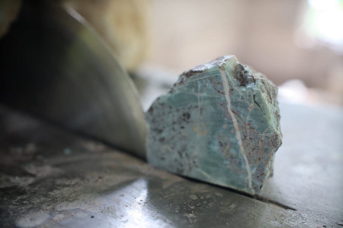 Cortado en chapas de larimar