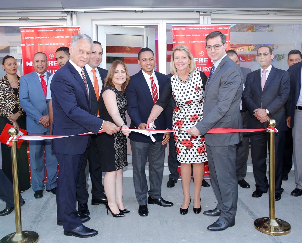 corte de cinta inauguración oficina bani