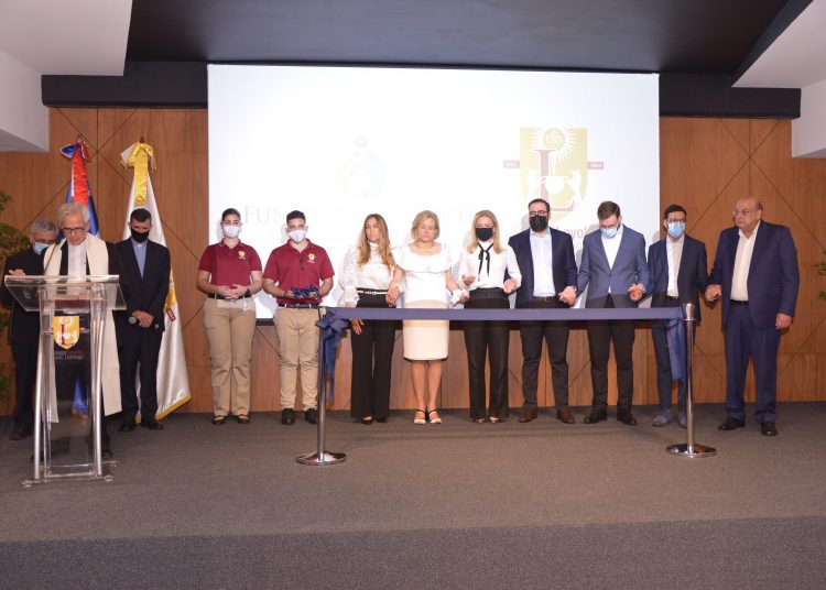 Corte de cinta salón de actos.