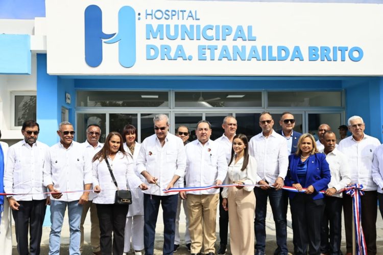 Corte de cinta encabezado por el presidente Luis Abinader y Dr. Mario Lama.- Fuente externa.
