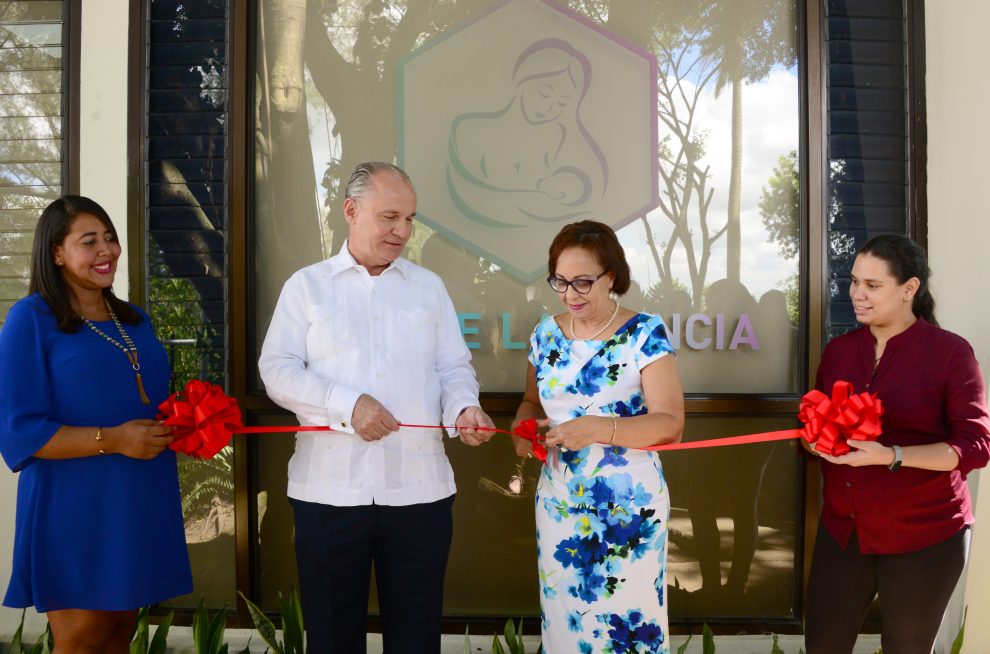 corte de cinta por alfonso casasnovas yolanda salazar y colaboradoras del intec