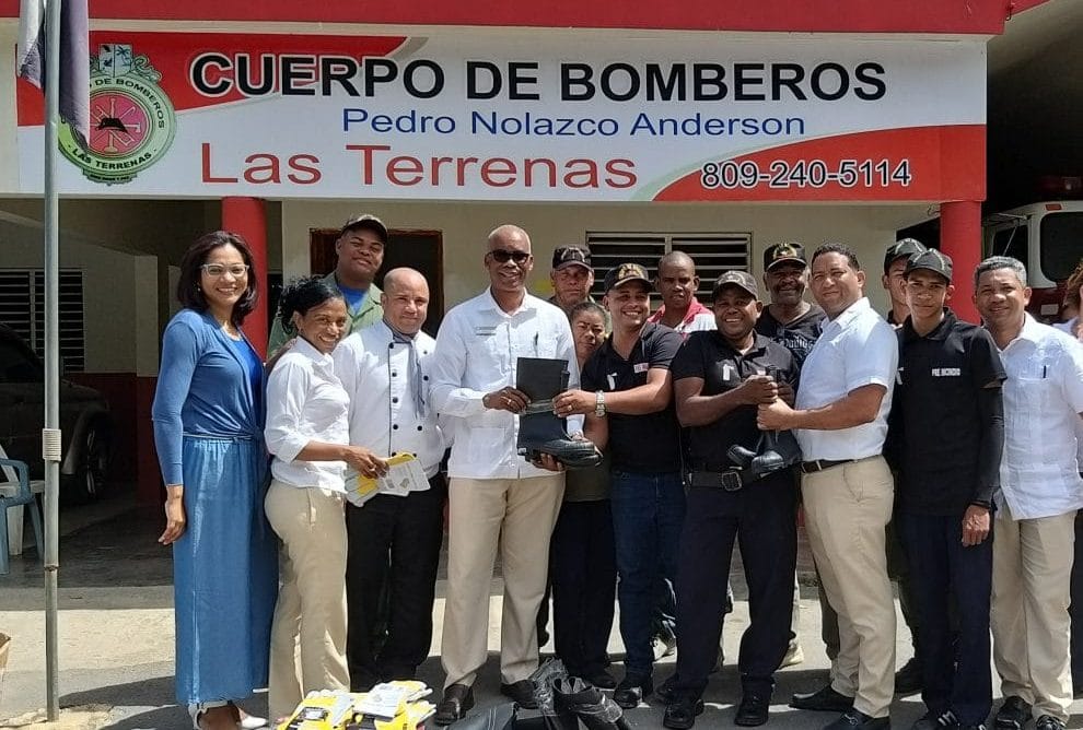 cuerpo de bomberos de las terranas reciben donación de parte de viva wyndham resorts