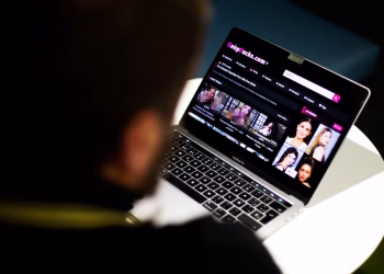 “Los ‘modelos de IA’ realizan videollamadas con deepfakes para estafar a víctimas, trabajando hasta 12 horas diarias en condiciones abusivas.”