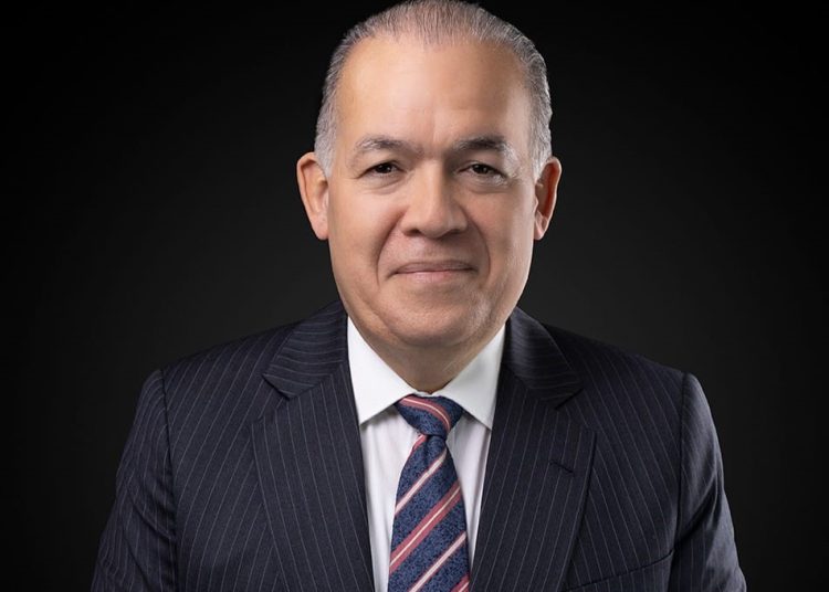 Urrutia Sangiovanni es un profesional destacado en la gestión empresarial y consultoría estratégica.