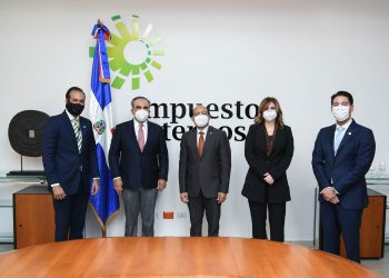 Representantes de la DGII y la AIRD.