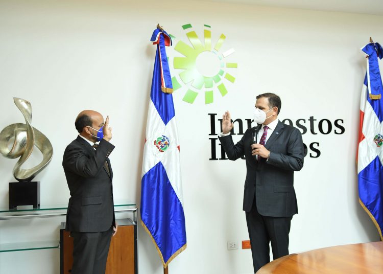 El ministro de Hacienda, Jochi Vicente, juramenta al nuevo director general de Impuestos Internos, Luis Valdez Veras.