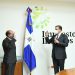 El ministro de Hacienda, Jochi Vicente, juramenta al nuevo director general de Impuestos Internos, Luis Valdez Veras.