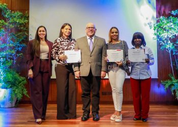 Gómez Mazara, subrayó que Promipyme mantiene una tasa fija “casi diez veces menor” que la del mercado informal.