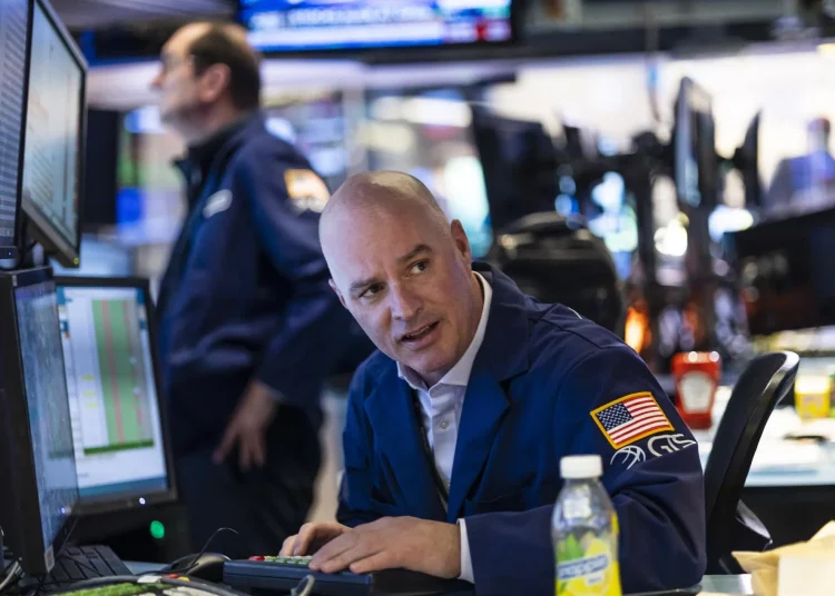 Los contratos futuros del petróleo intermedio de Texas, para enero bajaban un 0.09%, hasta US$57,54 el barril.