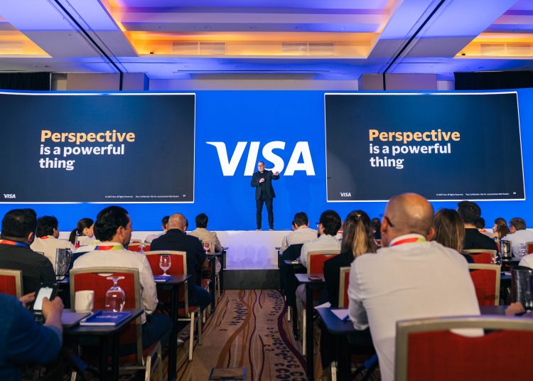 Visa Intelligent Authorization permite un procesamiento moderno de pagos en las principales redes de tarjetas a través de una única conexión API.
