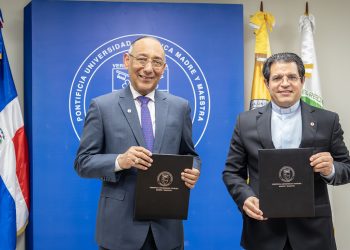 Director ejecutivo de la Opret, Ing. Rafael Santos Pérez, y el rector de la Pucmm, reverendo Secilio Espinal.- Fuente externa.