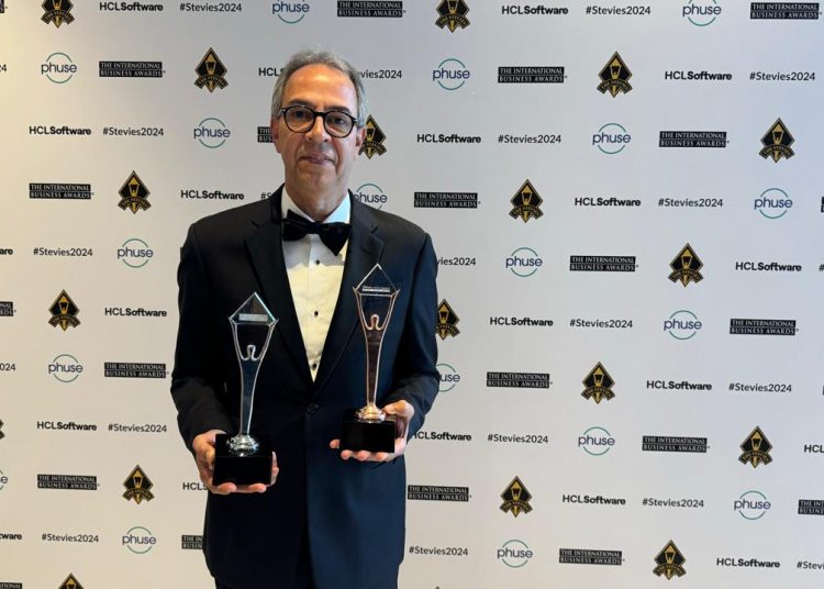 José Mármol, vicepresidente ejecutivo de Comunicaciones Corporativas, Reputación y Banca Responsable del Grupo Popular, recogió los reconocimientos. - Fuente externa.