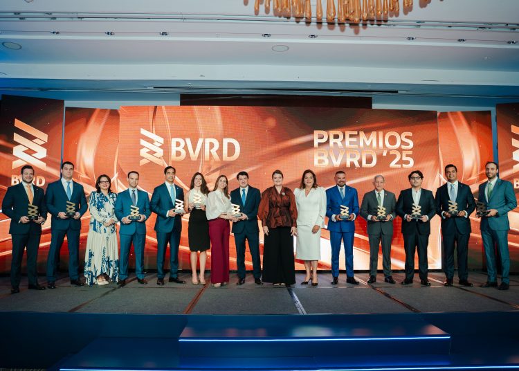La ceremonia contó con los representantes de las principales entidades del sistema financiero.