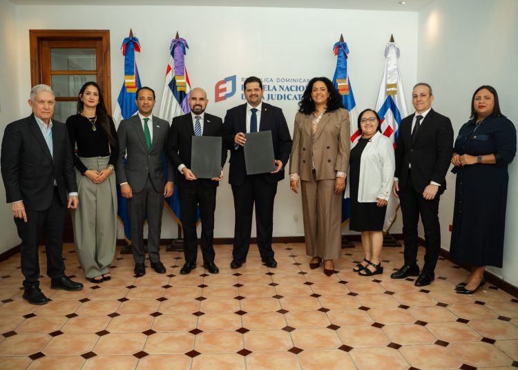 El acuerdo fue firmado por Boris De León Reyes, presidente de ANJE, y Ángel E. Brito Pujols, director de la Escuela Nacional de la Judicatura.