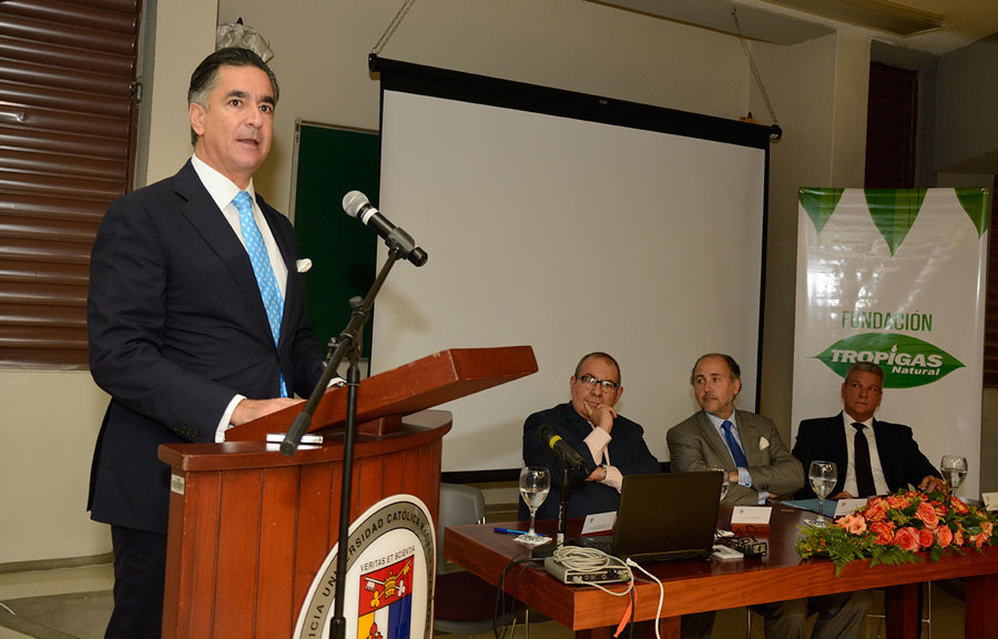 El empresario Carlos José Martí ofreció las palabras de bienvenida a la actividad. En la mesa aparecen Jaime Lacadena, embajador de España en República Dominicana; el profesor David Álvarez, y Lisandro Macarrulla, de SanSouci. | Lésther Álvarez