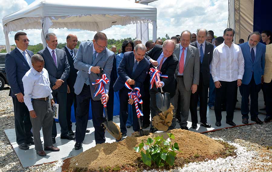 El presidente Danilo Medina encabezó el acto de inauguración al dar el primer palazo de los trabajos de construcción de la planta