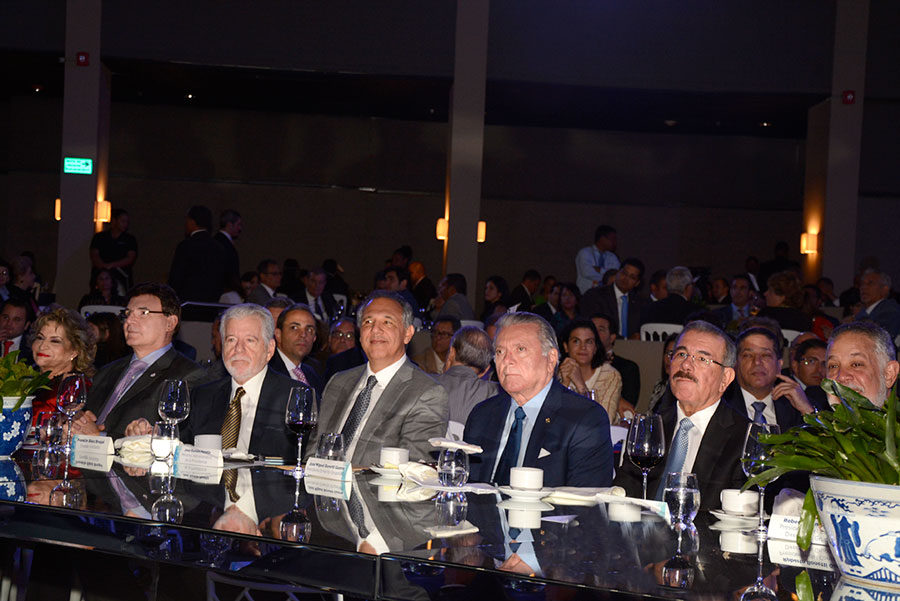 AIRD reconoce a los hermanos Bonetti Guerra y a Alexandra Izquierdo, de Proindustria, durante el Almuerzo Anual./Lésther Álvarez