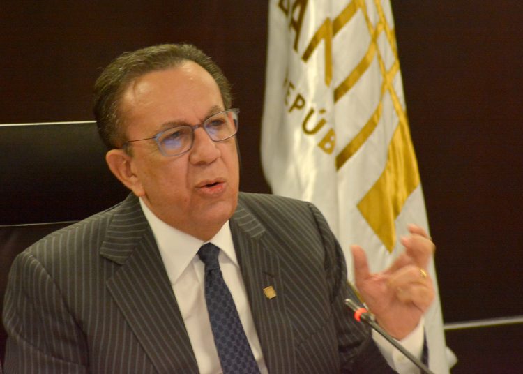 Héctor Valdez Albuzu ha estado al frente del Banco Central (1994-2000 y 2004 a la actualidad). | Lésther Alvarez