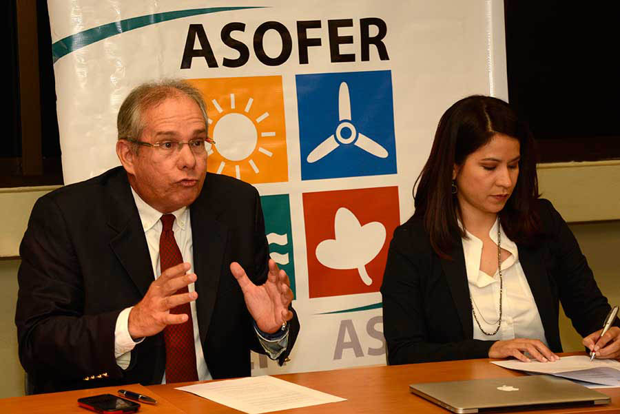 Karina Chez, presidenta de la Asociación para el Fomento de las Energías Renovables (Asofer), y David Paiewonsky, representante del sector de energías renovables, en rueda de prensa  en al sede de la AEIH.