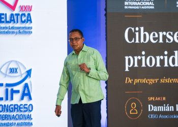 Damián López abordó casos internacionales para explicar los desafíos que enfrentan las organizaciones ante incidentes tecnológicos.