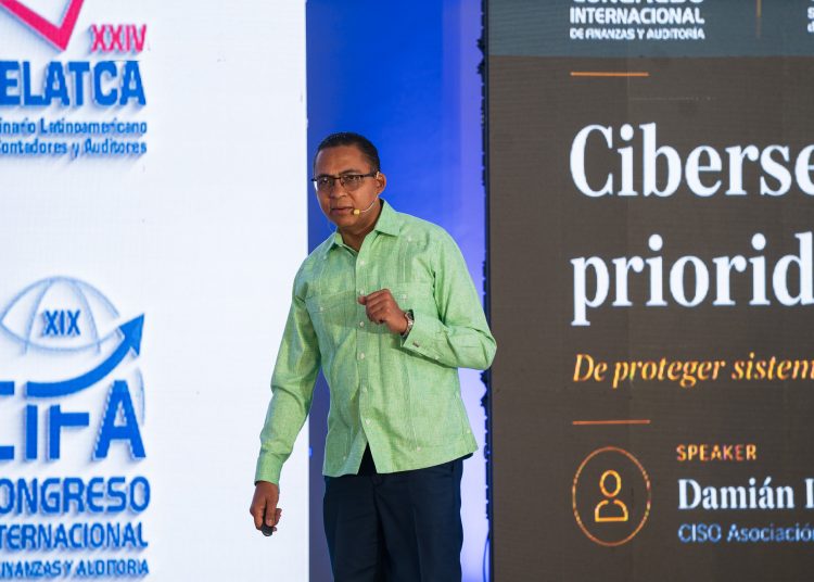 Damián López abordó casos internacionales para explicar los desafíos que enfrentan las organizaciones ante incidentes tecnológicos.