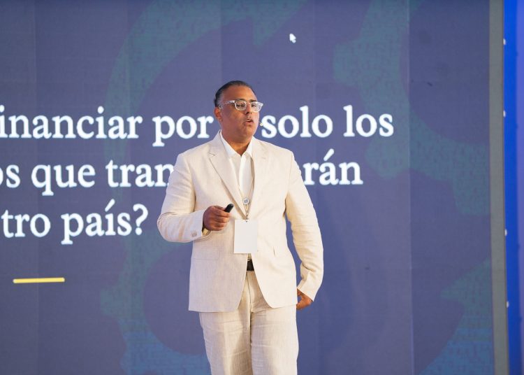 Uribe explicó que los fondos de inversión pueden aportar capital de largo plazo para proyectos de gran escala en sectores estratégicos.