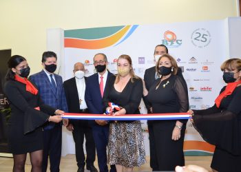 Luis Ros, padre Julio Cesar Cornielle, Luis Felipe Aquino, Tammy Reynoso y Luisa de Aquino.