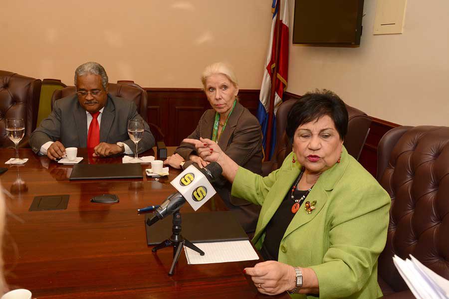Ligia Amada Melo, ministra de Educación Superior, junto con autoridades de la embajada de Alemania durante la firma del acuerdo para impartir el idioma alemán a estudiantes becarios dominicanos.
