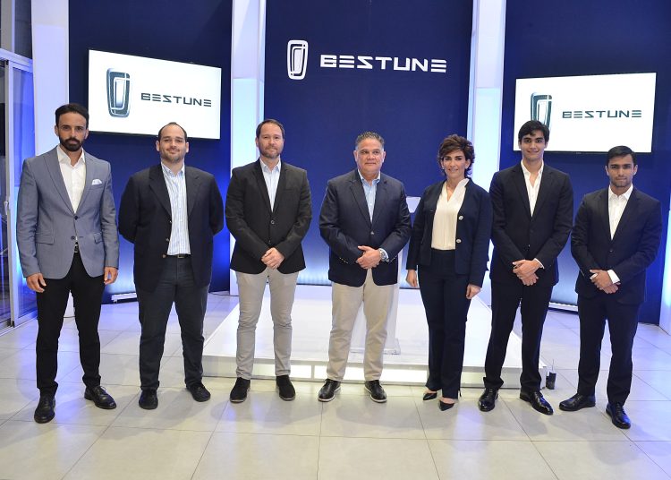 Tommy Terrero, Jose Lama, Jose Augusto Muñoz, Dario Lama, Karla Lama, Gianfranco Cavagliano y Gianni Cavagliano.