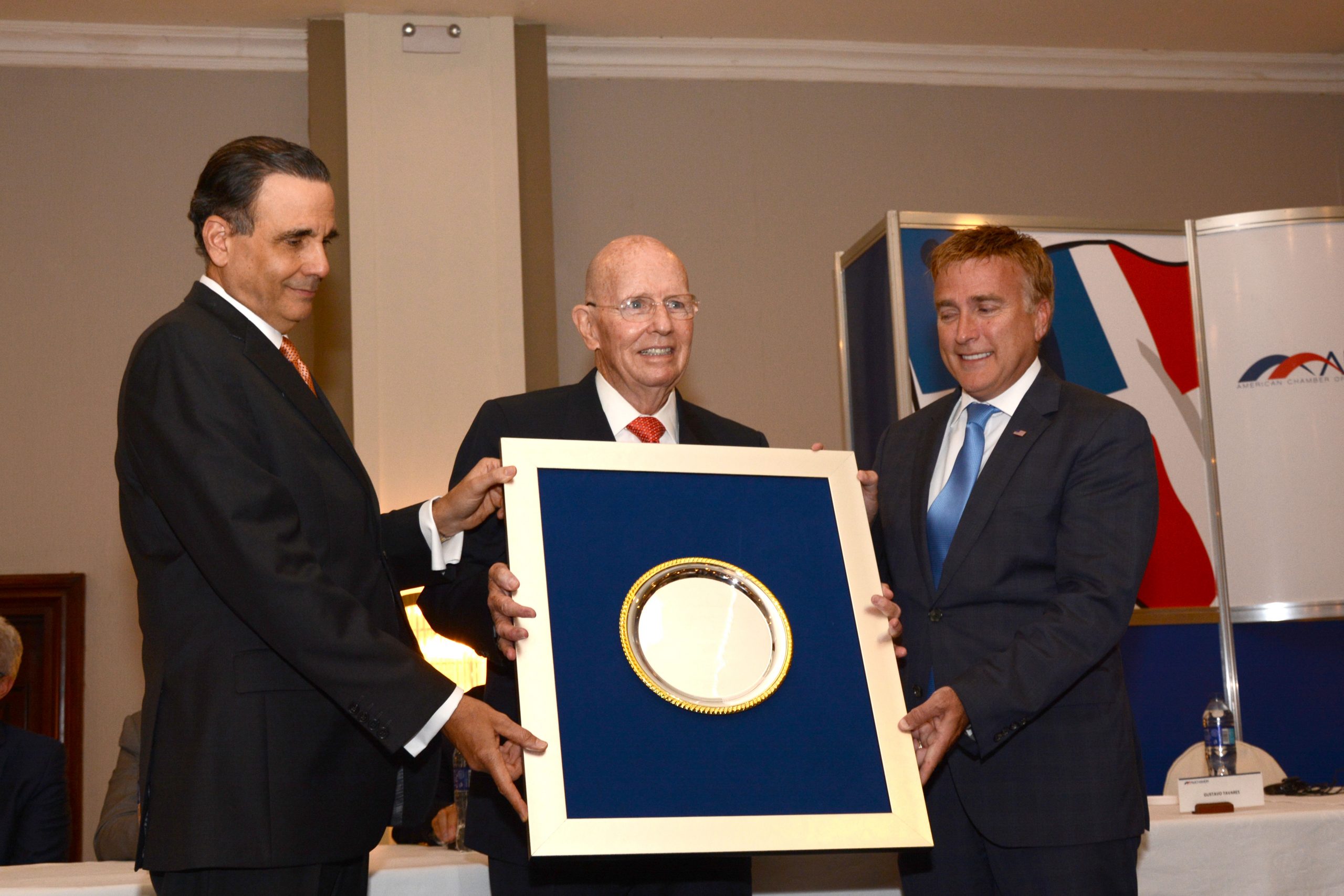 La Cámara Americana reconoció la trayectoria de Kevin Manning. Foto: LÉSTHER ÁLVAREZ