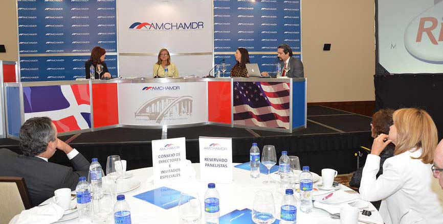 Celina Scolán Suay, magistrada de El Salvador y experta en competencia empresarial, fue la invitada al desayuno de la AmchamDR y ProCompetencia./ LÉSTER ÁLVAREZ.