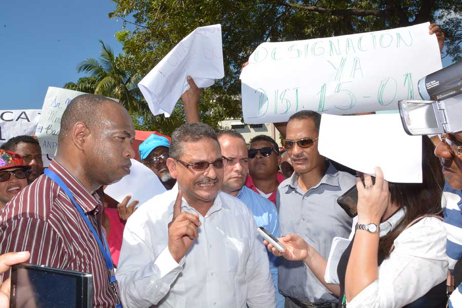 Etanislao Castillo Reynoso, presidente de Anproted, da declaraciones, encabezó la protesta en la parte frontal del Ministerio de Educación. / LÉSTHER ÁLVAREZ