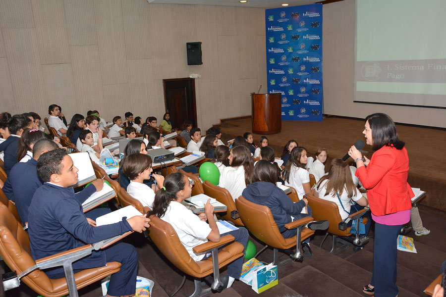 Estudiantes y público en general asisten cada día a participar de las charlas sobre finanzas personales que se ofrecen en la Semana Económica y Financiera del Banco Central./GABRIEL ALCÁNTARA.