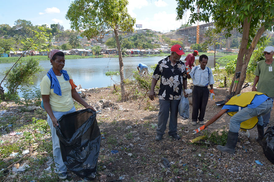 Jornada de limpieza del río Ozama encabezada por Onofre Rojas y personal de la Fundación Tropigas y Coalición Río./LÉSTHER ÁLVAREZ
