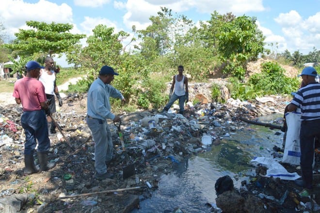 Jornada de limpieza del río Ozama encabezada por Onofre Rojas y otras autoridades gubernamentales./ LÉSTHER ÁLVAREZ.