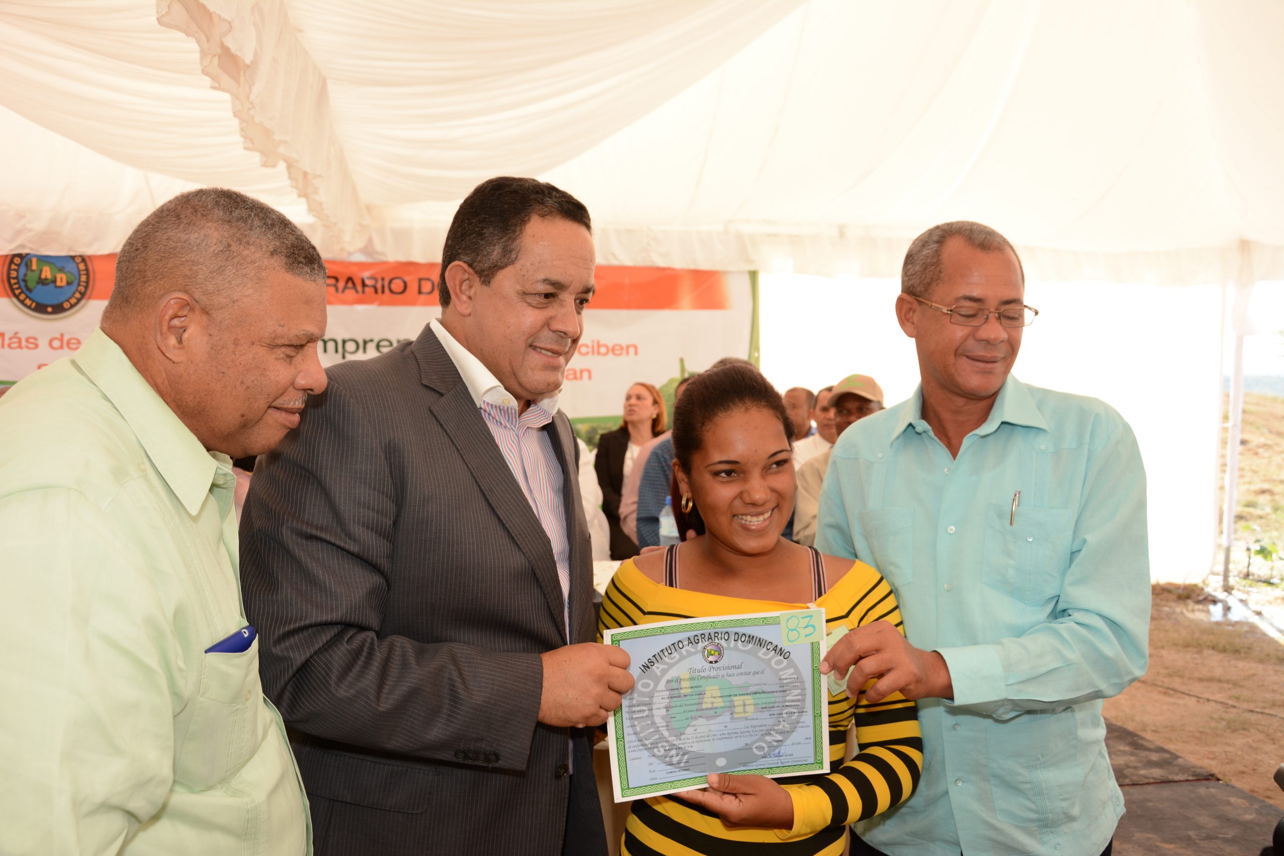 El director del IAD, Emilio Toribio Olivo, entrega uno de los títulos de propiedad. / GABRIEL ALCÁNTARA.